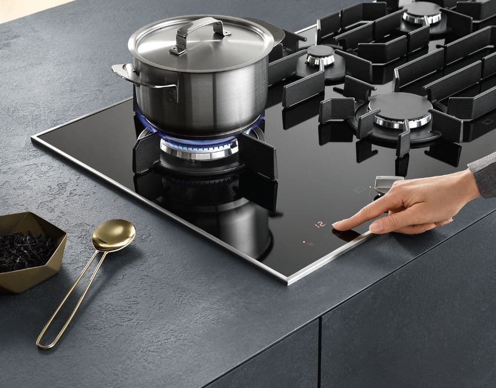 Gas cooktops with electronic controls